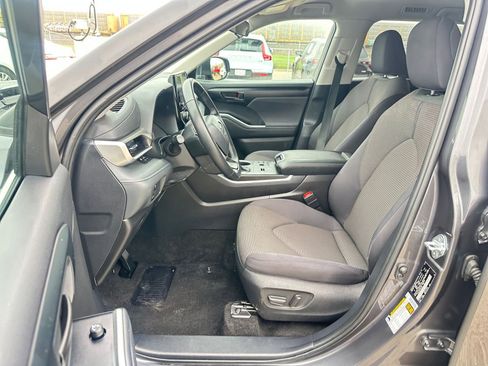 Used 2025 Toyota Highlander LE image 28