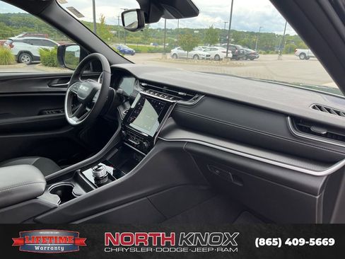 Used 2024 Jeep Grand Cherokee Altitude image 27