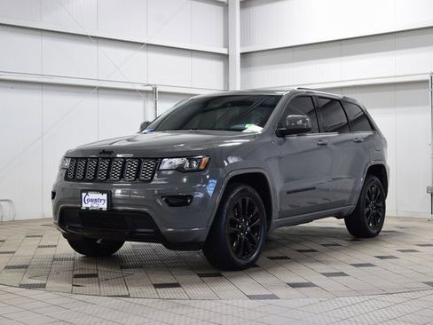 Used 2020 Jeep Grand Cherokee Altitude image 3