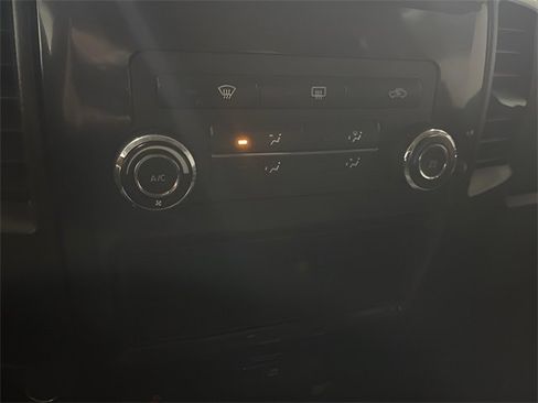 Used 2015 Nissan Titan SV image 19