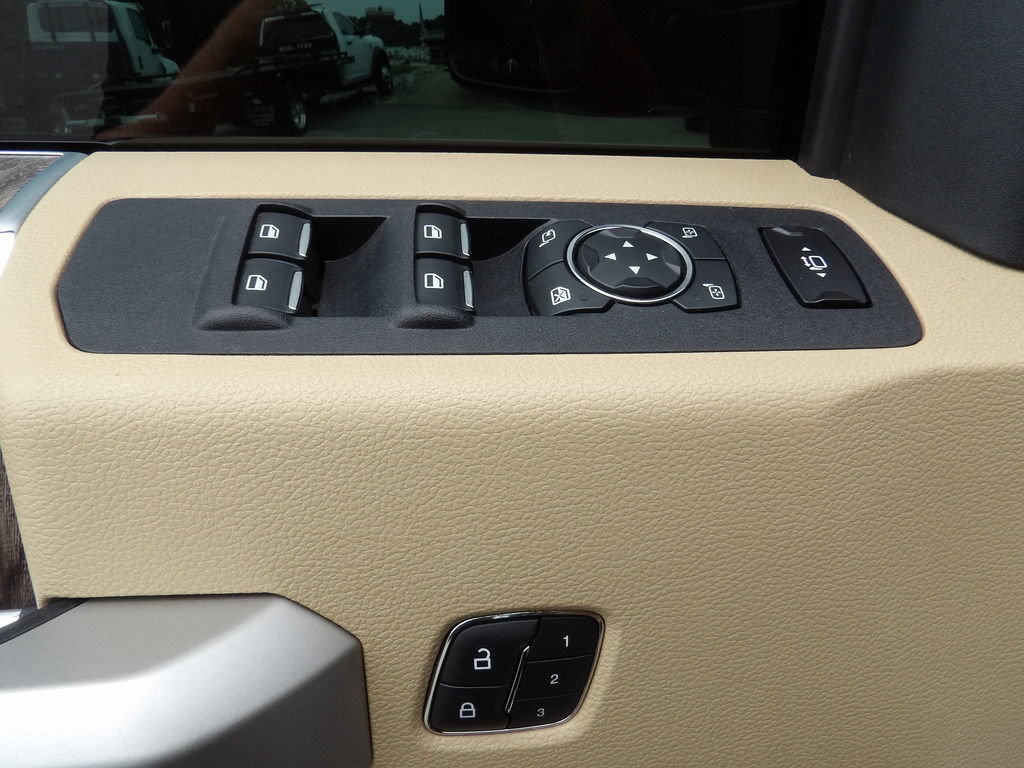 Used 2019 Ford F250 Lariat w/ Lariat Ultimate Package AWD/4WD image 15