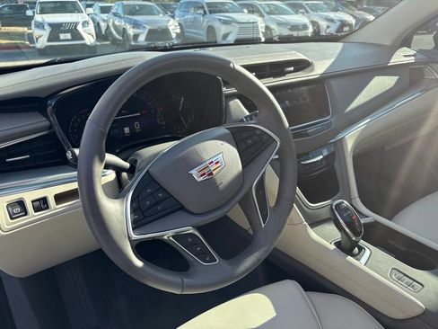 Used 2018 Cadillac XT5 Luxury w/ Driver Awareness Package AWD/4WD image 13