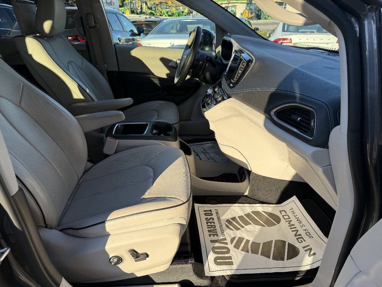 Used 2018 Chrysler Pacifica Limited w/ Advanced Safetytec Group FWD image 19