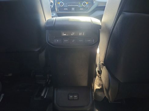 Used 2024 Toyota Highlander XLE AWD/4WD image 13