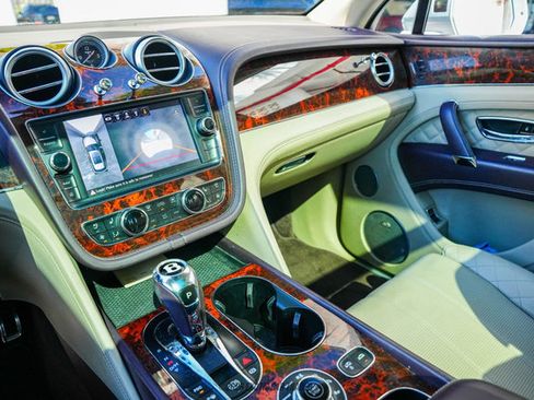 Used 2017 Bentley Bentayga image 34