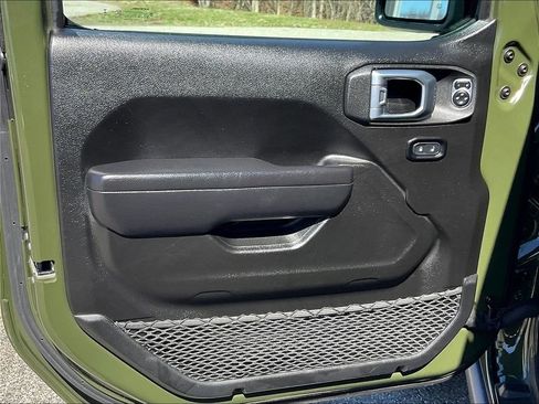 Used 2023 Jeep Wrangler Unlimited w/ Cold Weather Group AWD/4WD image 9