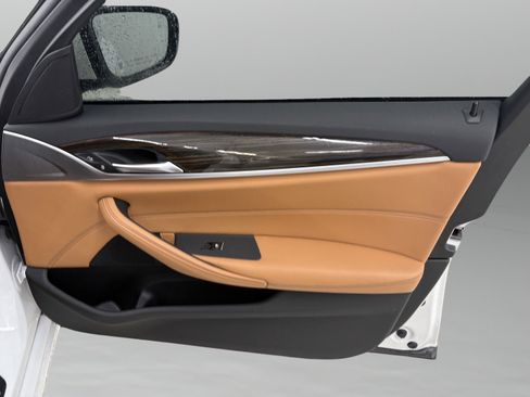 Used 2019 BMW 530e w/ Convenience Package image 34