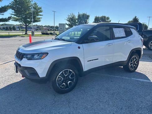 Used 2025 Jeep Compass Trailhawk AWD/4WD image 14