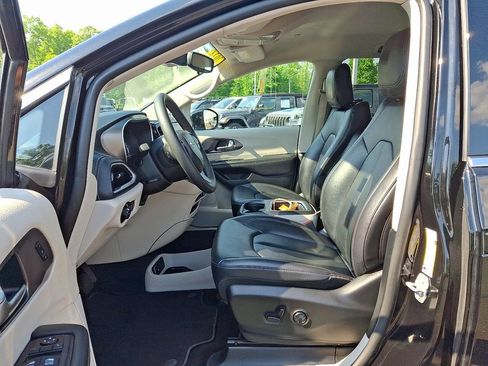 Used 2024 Chrysler Pacifica Limited FWD image 15