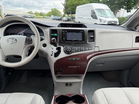 Used 2012 Toyota Sienna XLE FWD image 24