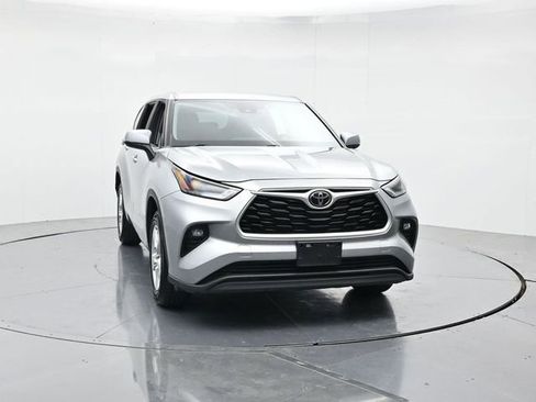 Used 2024 Toyota Highlander LE FWD image 4