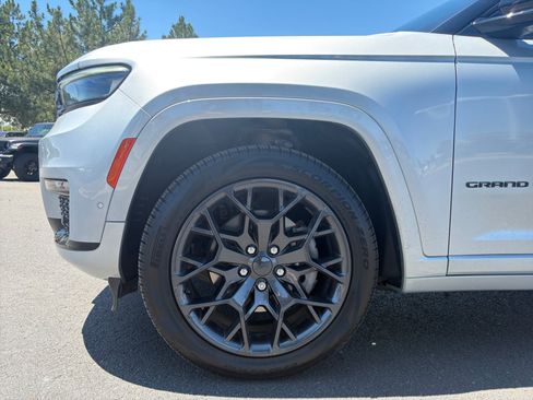 Used 2024 Jeep Grand Cherokee L Summit w/ Advanced Protech Group IV AWD/4WD image 10