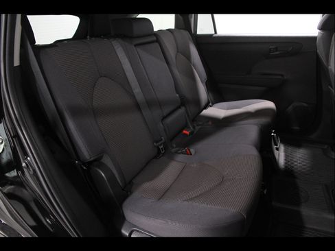 Used 2023 Toyota Highlander LE FWD image 18