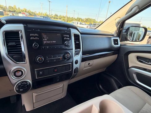 Used 2018 Nissan Titan SV AWD/4WD image 25
