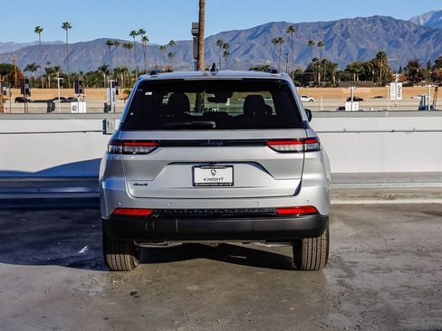 New 2025 Jeep Grand Cherokee Altitude image 8