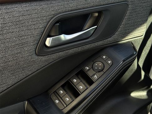 Used 2022 Nissan Rogue SV image 11