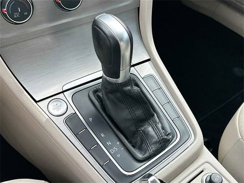 Used 2016 Volkswagen Golf SE image 16