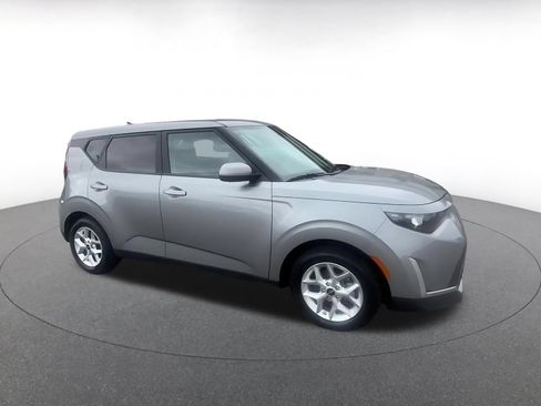 Used 2025 Kia Soul LX w/ LX Technology Package FWD image 2