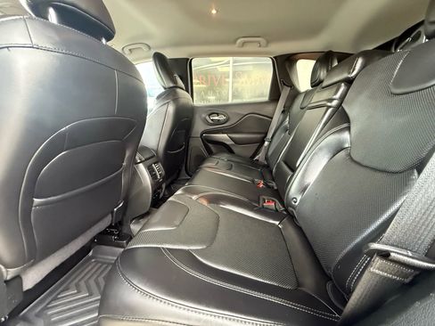 Used 2019 Jeep Cherokee Limited image 10