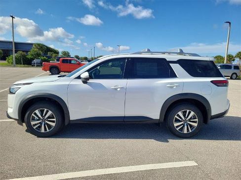 Certified 2025 Nissan Pathfinder SL image 8