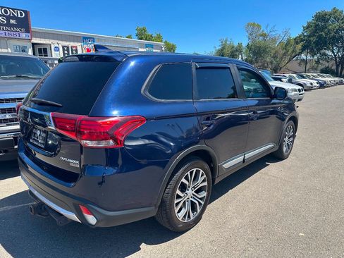 Used 2017 Mitsubishi Outlander SE AWD/4WD image 9