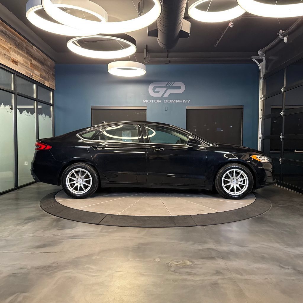 Used 2019 Ford Fusion SE AWD/4WD image 2