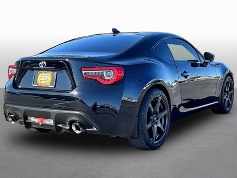 Used 2017 Toyota 86 image 2