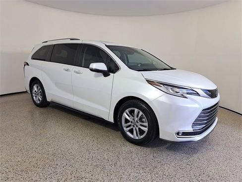 Used 2022 Toyota Sienna Limited image 4
