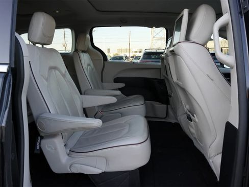 Used 2020 Chrysler Pacifica Limited w/ Tire & Wheel Group image 21