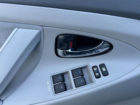 Used 2010 Toyota Camry LE image 11