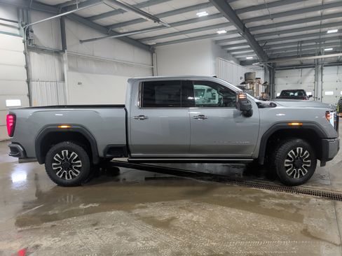 Used 2025 GMC Sierra 2500 Denali Ultimate image 2