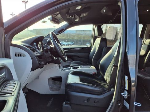 Used 2017 Dodge Grand Caravan SXT w/ Driver Convenience Group FWD image 23