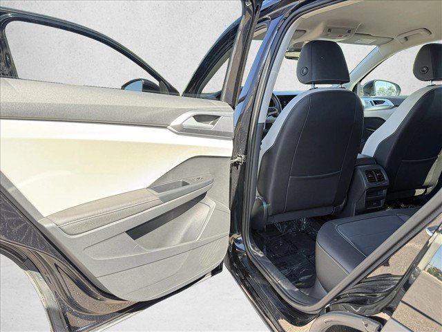 Used 2025 Volkswagen Taos SE FWD image 20