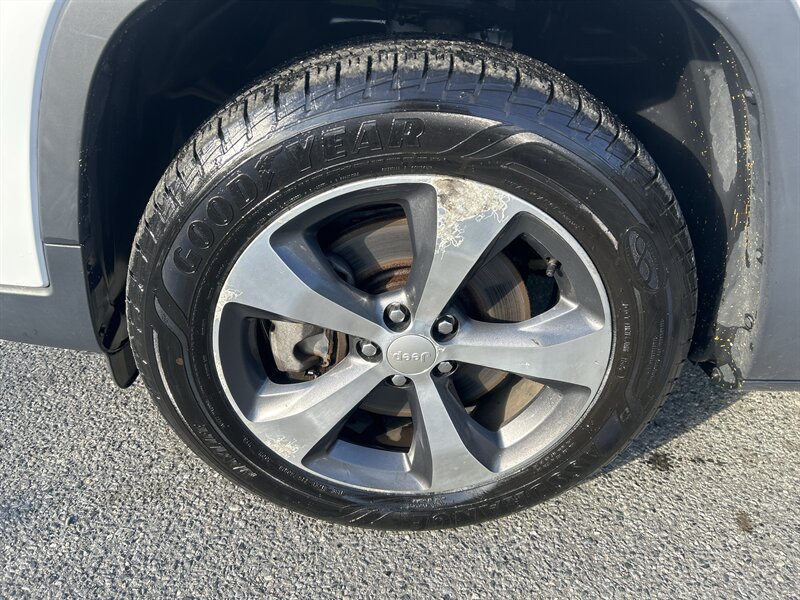 Used 2019 Jeep Cherokee Limited AWD/4WD image 7