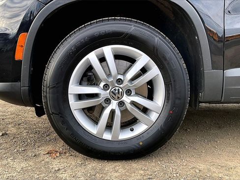Used 2017 Volkswagen Tiguan S image 12