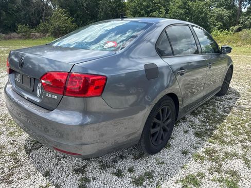 Used 2011 Volkswagen Jetta SE image 2