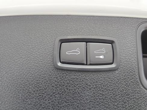 Used 2023 Porsche Macan Turbo AWD/4WD image 13