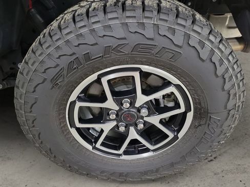 Used 2025 Jeep Gladiator Rubicon AWD/4WD image 10
