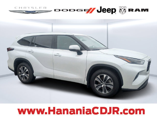 Used 2024 Toyota Highlander XLE FWD image 1
