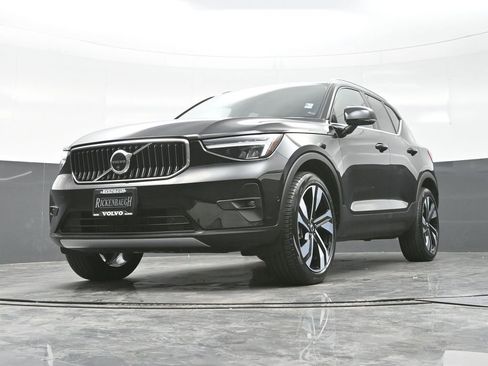 Used 2025 Volvo XC40 B5 Plus image 19