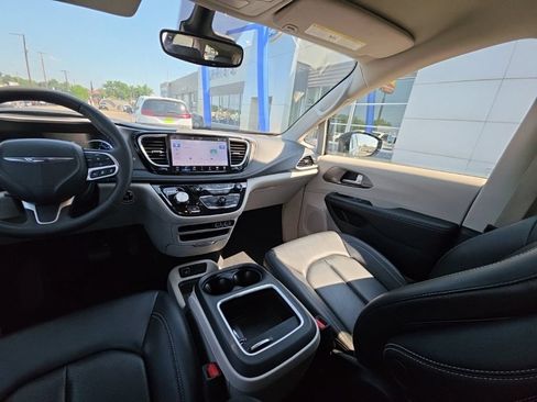 Used 2024 Chrysler Pacifica Limited FWD image 28