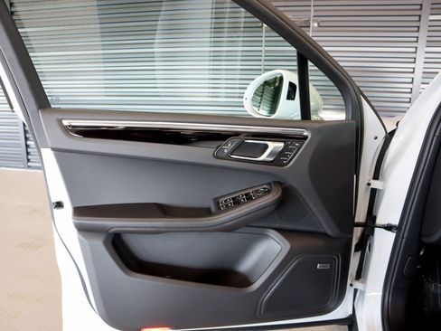 New 2026 Porsche Macan image 23