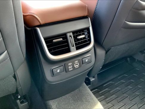 Used 2023 Subaru Outback Touring AWD/4WD image 10