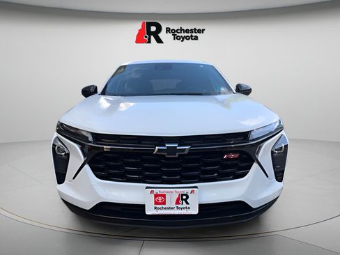 Used 2025 Chevrolet Trax RS FWD image 2