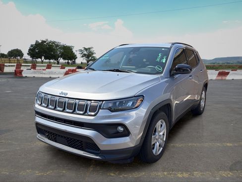 Used 2022 Jeep Compass Latitude FWD image 5