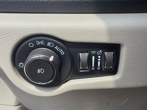 Used 2023 Chrysler Pacifica Limited FWD image 21