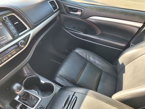 Used 2018 Toyota Highlander XLE image 14