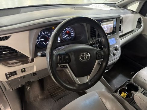 Used 2015 Toyota Sienna XLE FWD image 9