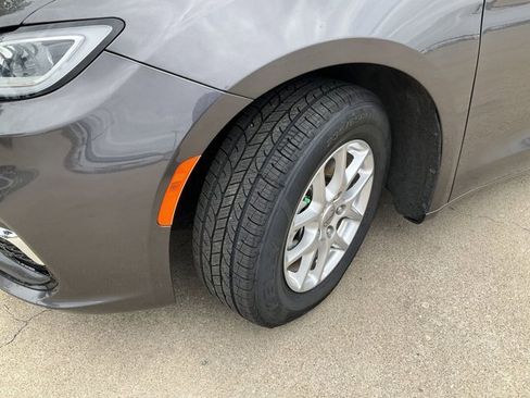 Used 2023 Chrysler Pacifica Touring-L FWD image 21
