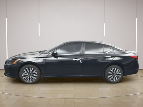 Certified 2024 Nissan Altima 2.5 SV w/ SV Premium Package AWD/4WD image 4